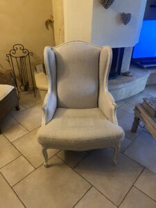 Bergère entièrement restaurée par AC Restaure – tapisserie d’ameublement sur mesure.