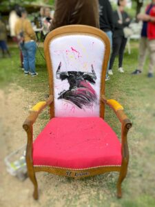 Fauteuil Voltaire unique, peint par Farouk sur le thème de la corrida pour la manade Bilhau, située à Saint-Gilles.