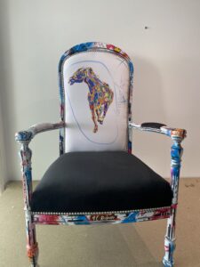 Ce voltaire à été réalisé en collaboration avec l'artiste Camacho.